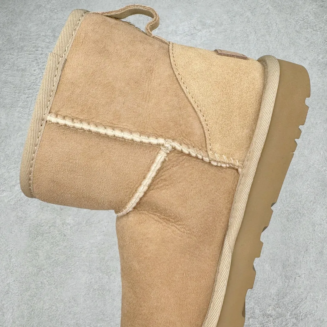 Pick up locally💰520 UGG 6222 Classic short-cut autumn and winter sheepskin and fur integrated snow boots. All shoes are made from the same factory as ZP. Longfeng A-grade Australian imported sheepskin and fur integrated men's and women's boots. Brand OEM production line. Fully follow the ZP process. OEM original pattern maker. Adhering to the principle of no original shoes and no development selection. Pay attention to every detail. The most authentic version on the market. TREADLITE "Light Wing" technology outsole. Lightweight/durable/flexible/pile size: 35 36 37 38 39 40 41 42 43 44 45 Coding: by2936070